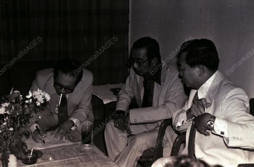 MENANDATANGANI PERJANJIAN