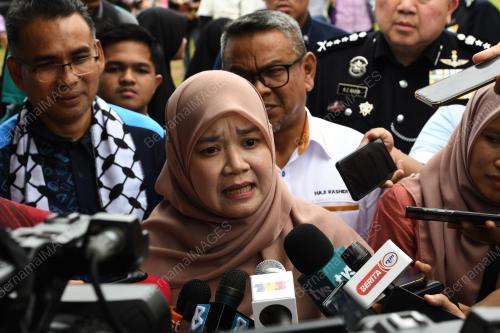 FADHLINA SIDEK