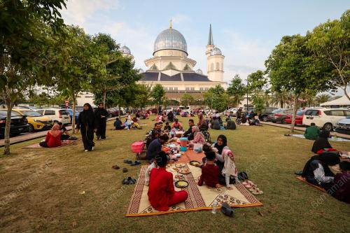 BERBUKA PUASA DI BULAN RAMADAN