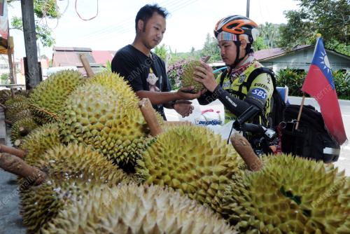 PG06_04062013_PELANCONG_DURIAN