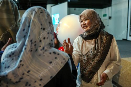 FADHLINA SIDEK