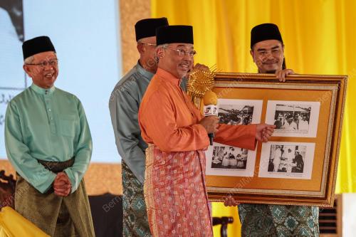 AL-SULTAN ABDULLAH RI'AYATUDDIN AL-MUSTAFA BILLAH SHAH