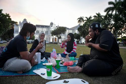BERBUKA PUASA DI PADANG KOTA LAMA