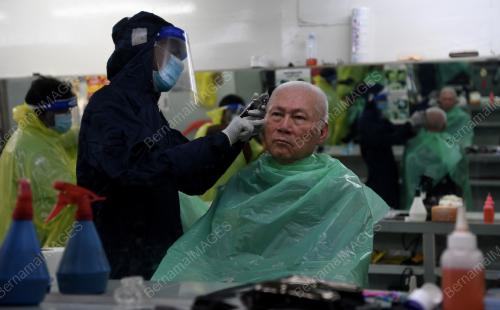 KEDAI GUNTING RAMBUT BEROPERASI