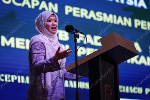 FADHLINA SIDEK
