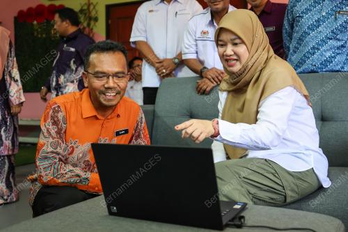 FADHLINA SIDEK