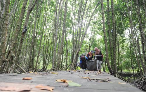 PG06_12092015_PELAJAR_SAMPAH