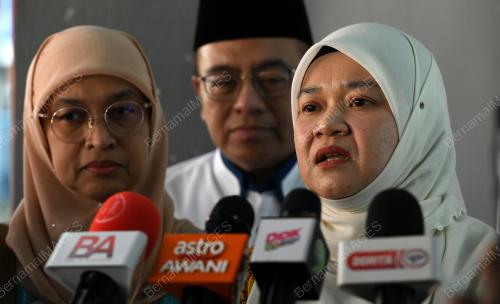 FADHLINA SIDEK