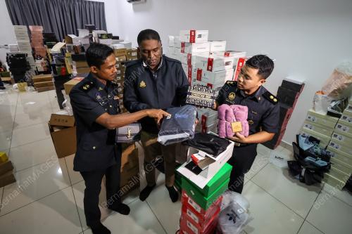 BARANG BERJENAMA TIRUAN