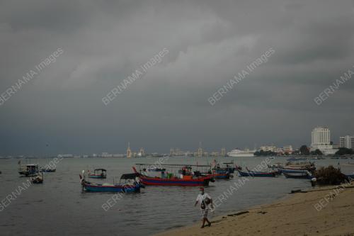 ANGIN KENCANG & LAUT BERGELORA