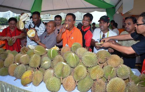 PG06_19062012_MAKAN_DURIAN
