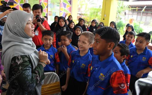 FADHLINA SIDEK