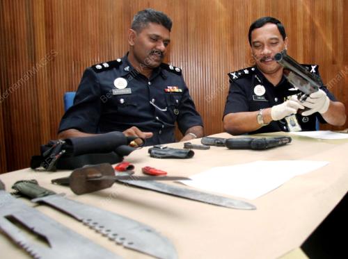 RAMPASAN SENJATA DAN HEROIN