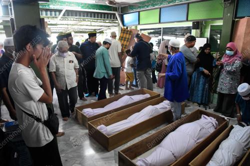 JENAZAH LIMA SEKELUARGA