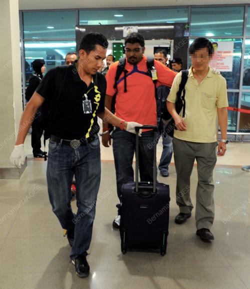 PG06_24092013_POLIS_TAHAN_.jpg_b
