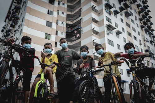 BUDAK FLAT BERMAIN BASIKAL