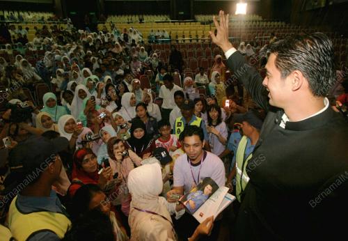 SHEIKH MUSZAPHAR SHUKOR
