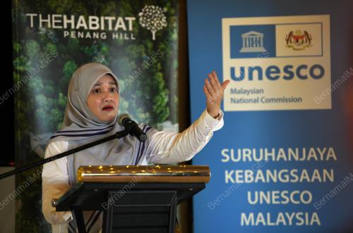FADHLINA SIDEK