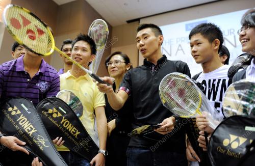 PG06_27082012_JAGUH_BADMINTON