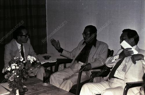 MENANDATANGANI PERJANJIAN