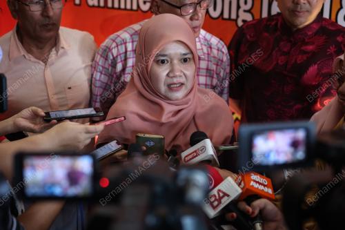 FADHLINA SIDEK