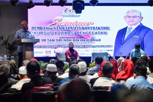 TAN SRI NOH OMAR