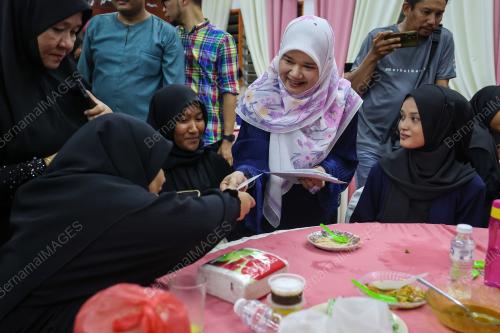 FADHLINA SIDEK