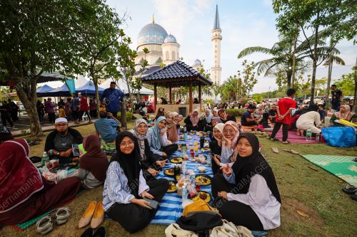 BERBUKA PUASA DI BULAN RAMADAN