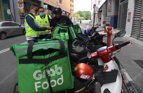 POLIS PERIKSA PENGHANTAR MAKANAN