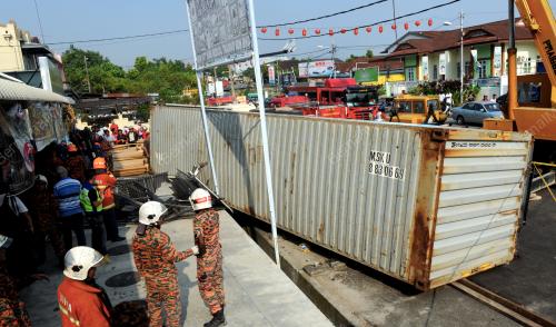 PG07_12022015_KONTENA_JATUH