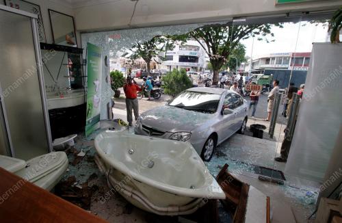 KERETA REMPUH KEDAI