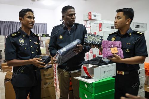 BARANG BERJENAMA TIRUAN