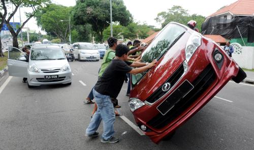PG07_16052016_KERETA_TERBALIK