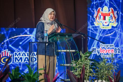 FADHLINA SIDEK