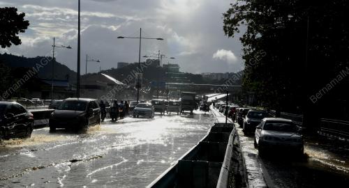 PG07_21112018_JALAN_BANJIR