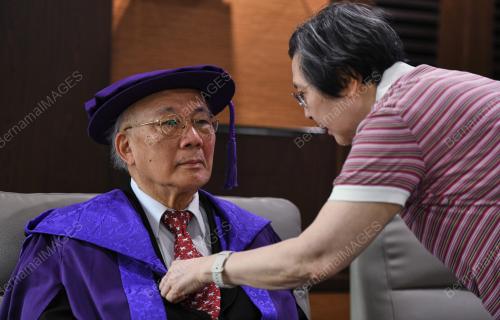 WARGA EMAS TERIMA IJAZAH USM