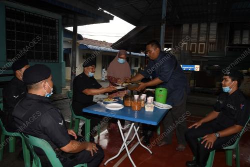 POLIS PERIKSA RUMAH