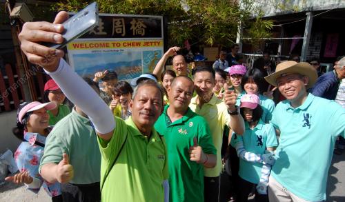 PG07_25062016_TOURISM_SELFIE