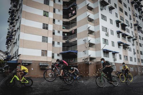 BUDAK FLAT BERMAIN BASIKAL