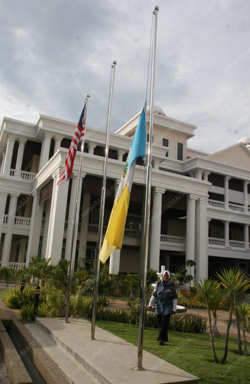 BENDERA SEPARUH TIANG