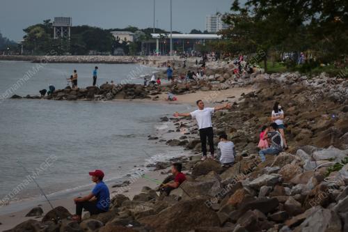BERIADAH DI PANTAI