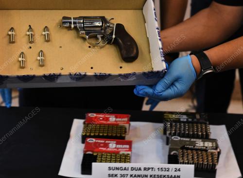 POLIS RAMPAS PISTOL DAN PELURU