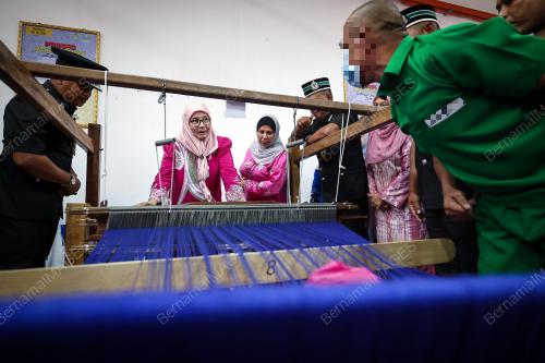TUNKU AZIZAH AMINAH MAIMUNAH ISKANDARIAH