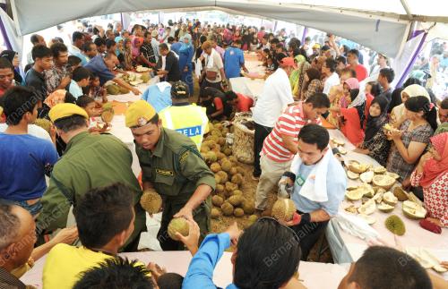 PG08_01072012_DURIAN