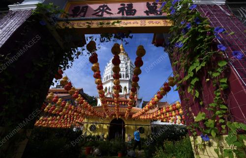 TANGLUNG HIASI KEK LOK SI