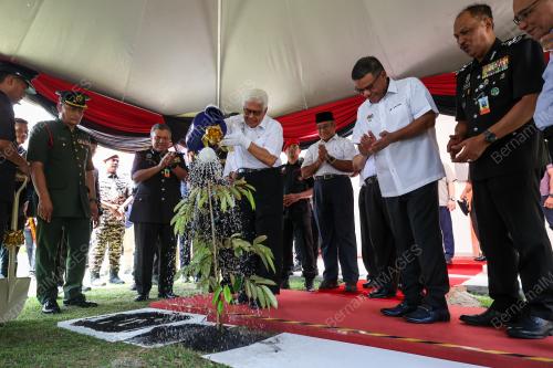 TUN AHMAD FUZI ABDUL RAZAK