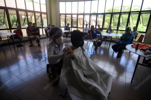 GUNTING RAMBUT GELANDANGAN