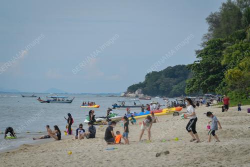 CUTI UMUM DI PANTAI BATU FERRINGHI