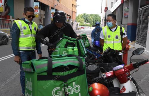 POLIS PERIKSA PENGHANTAR MAKANAN