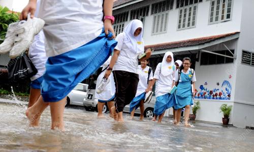 PG08_08032012_PELAJAR_BANJIR